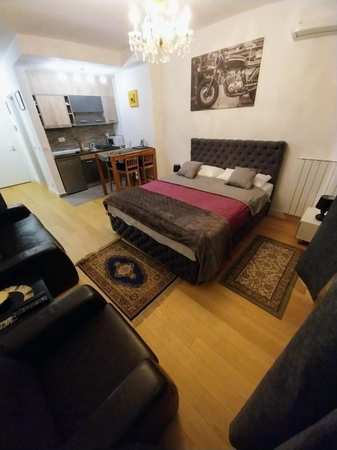 Apartamento Tayson Square Dorcol New Location Free Garage Belgrado Exterior foto